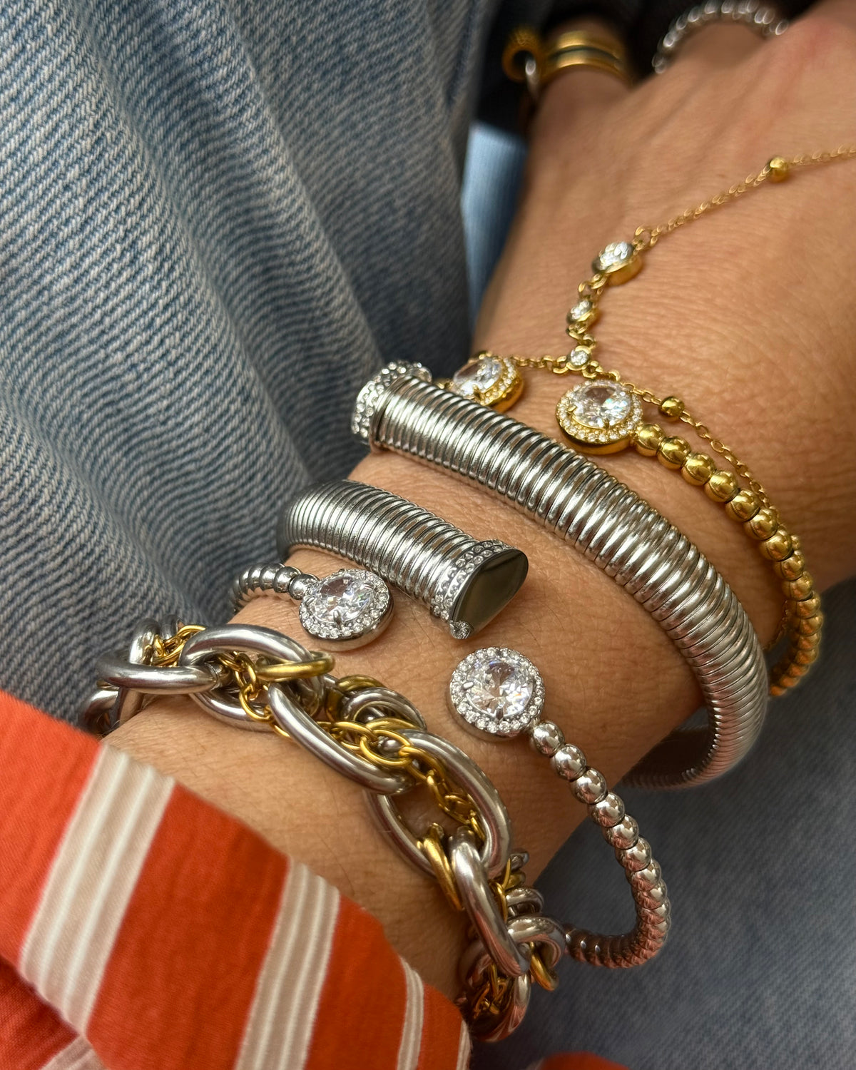 ELEGANT CRYSTAL CUFF