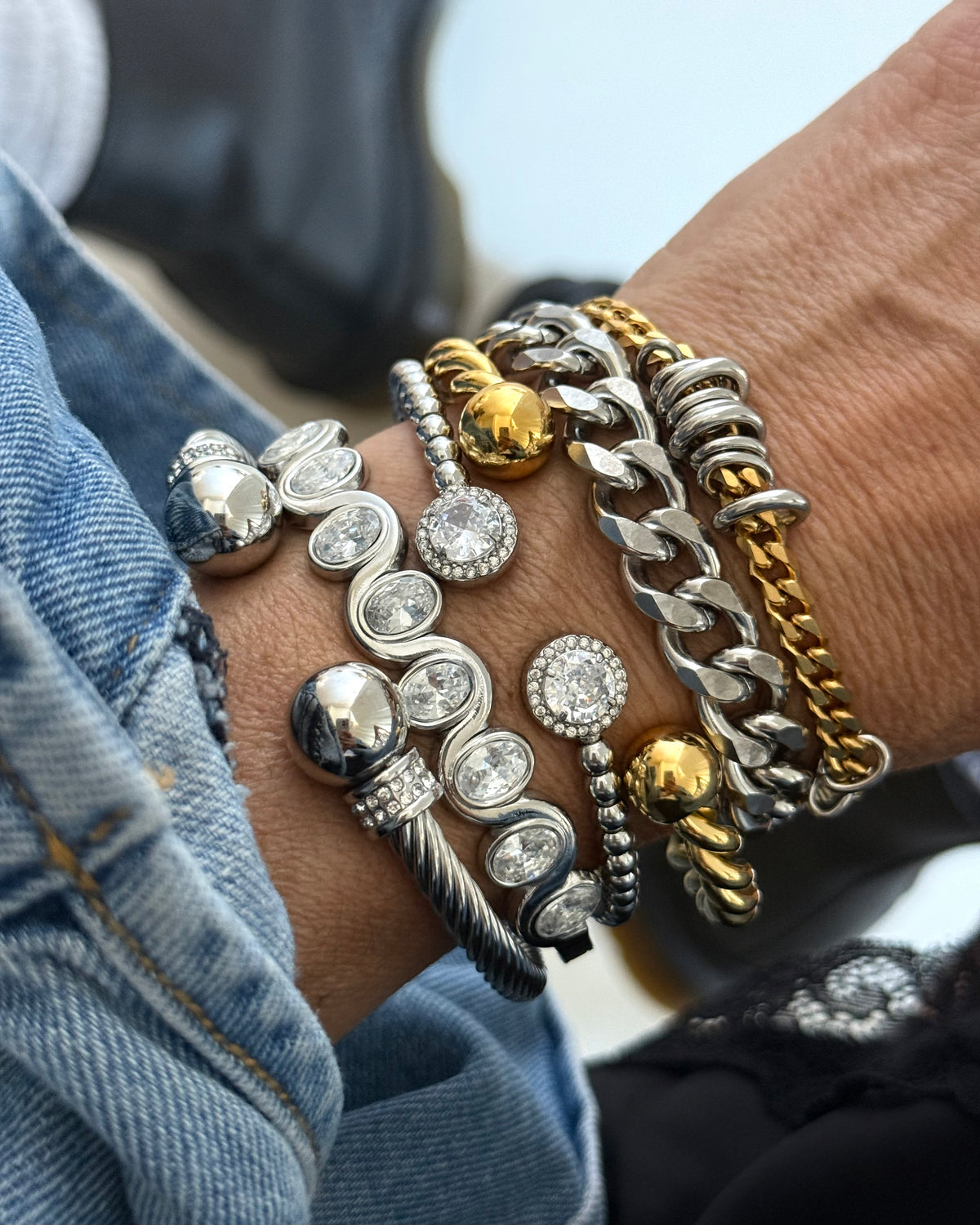 CRYSTAL LINE BANGLE