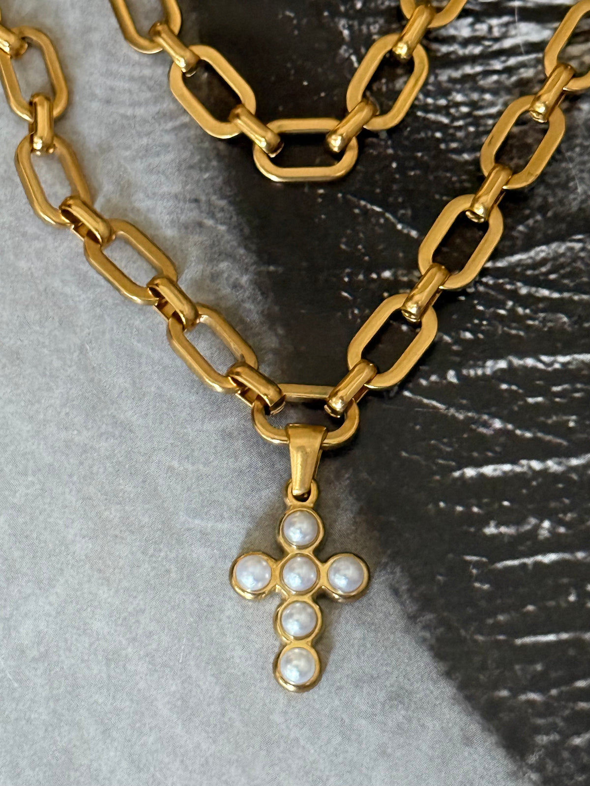 PEARL CROSS CHOKER