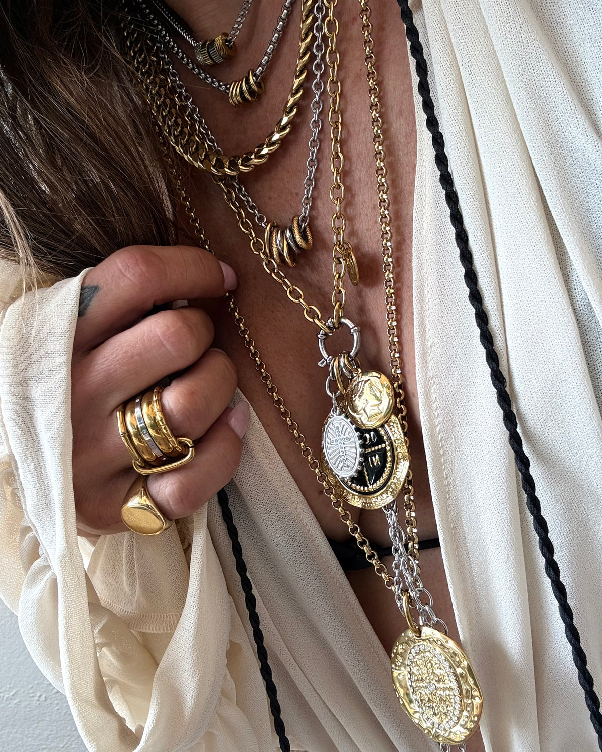 CONTRAST TRIPLE NECKLACE