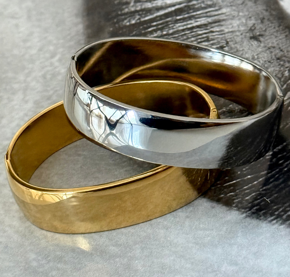 ESSENTIAL GLOW BANGLE