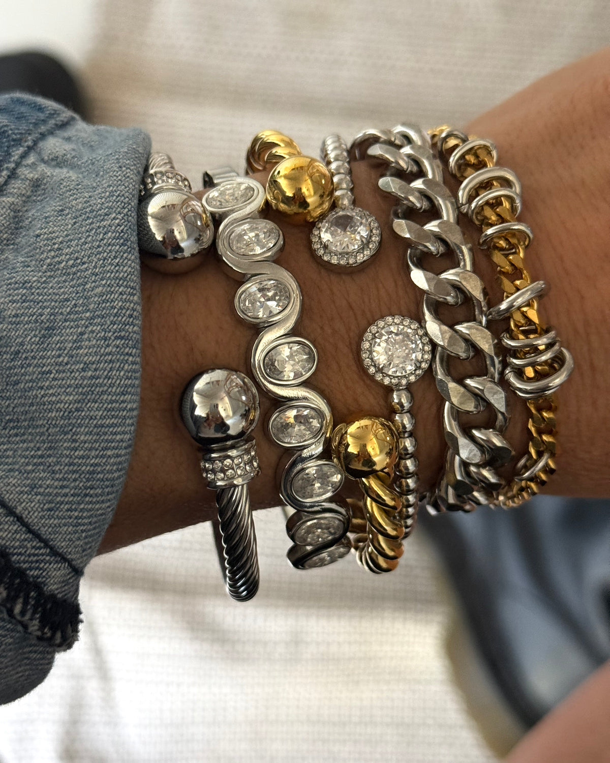 CRYSTAL LINE BANGLE