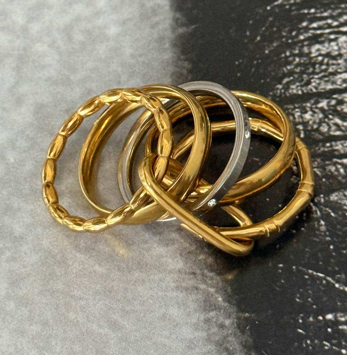 LINKED GOLD RING (SIZE 7)