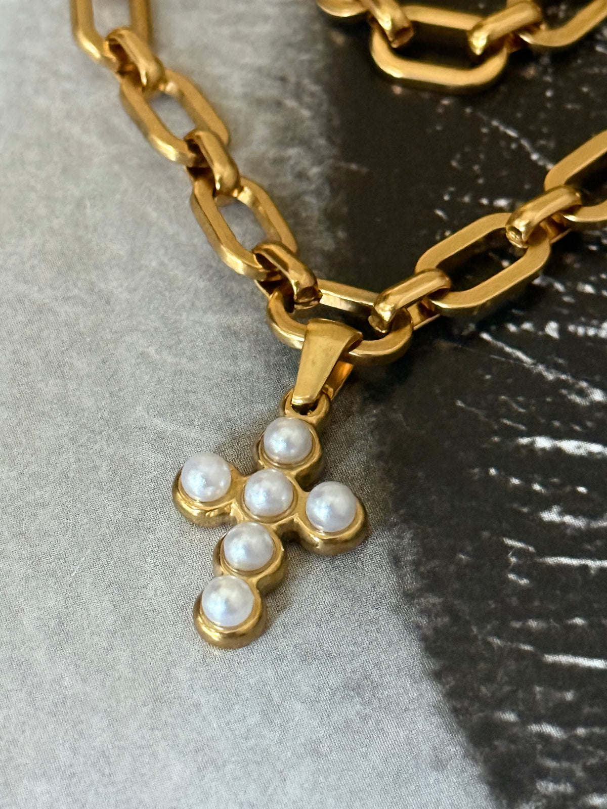 PEARL CROSS CHOKER