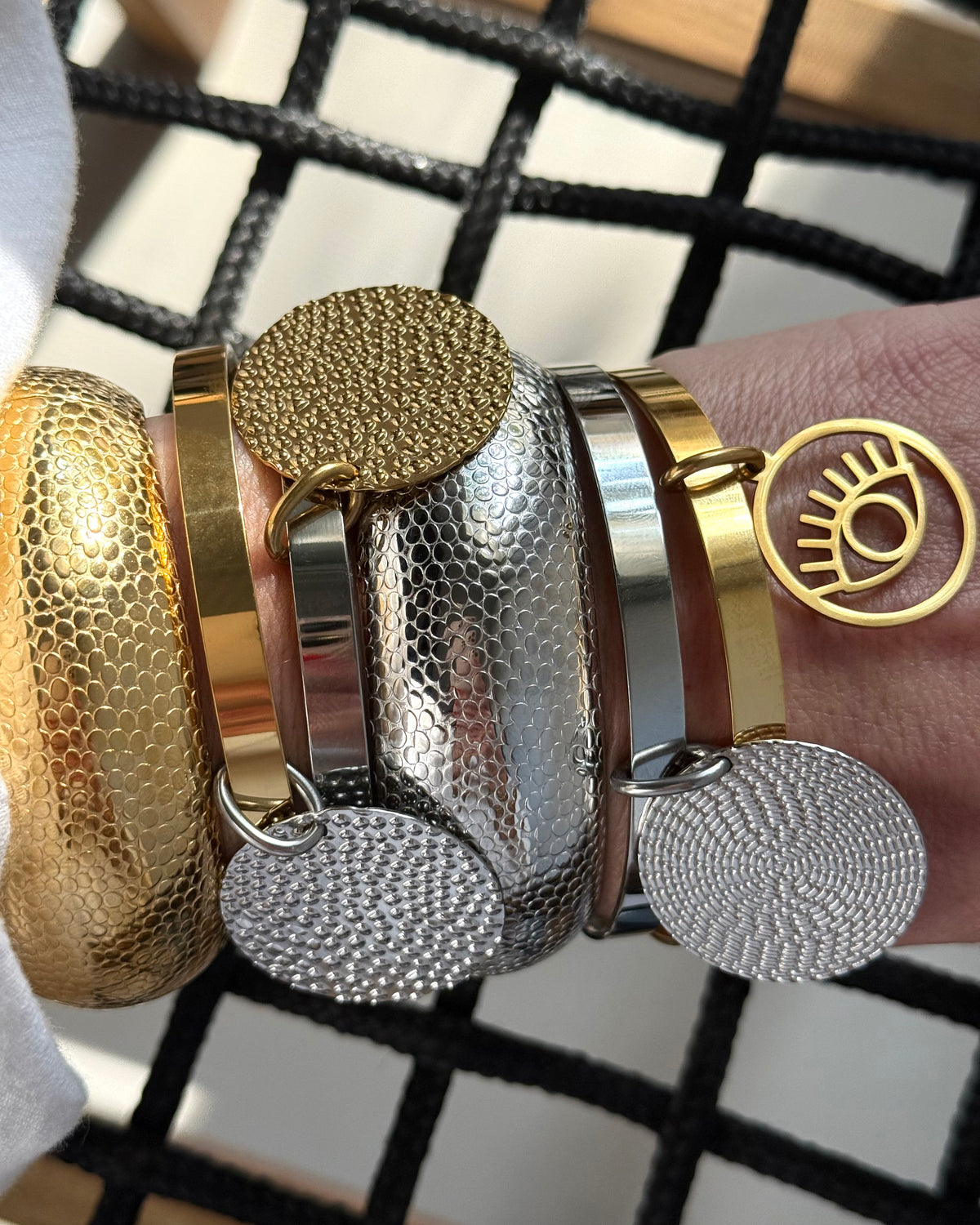 TERRA TEXTURE HANDCUFF