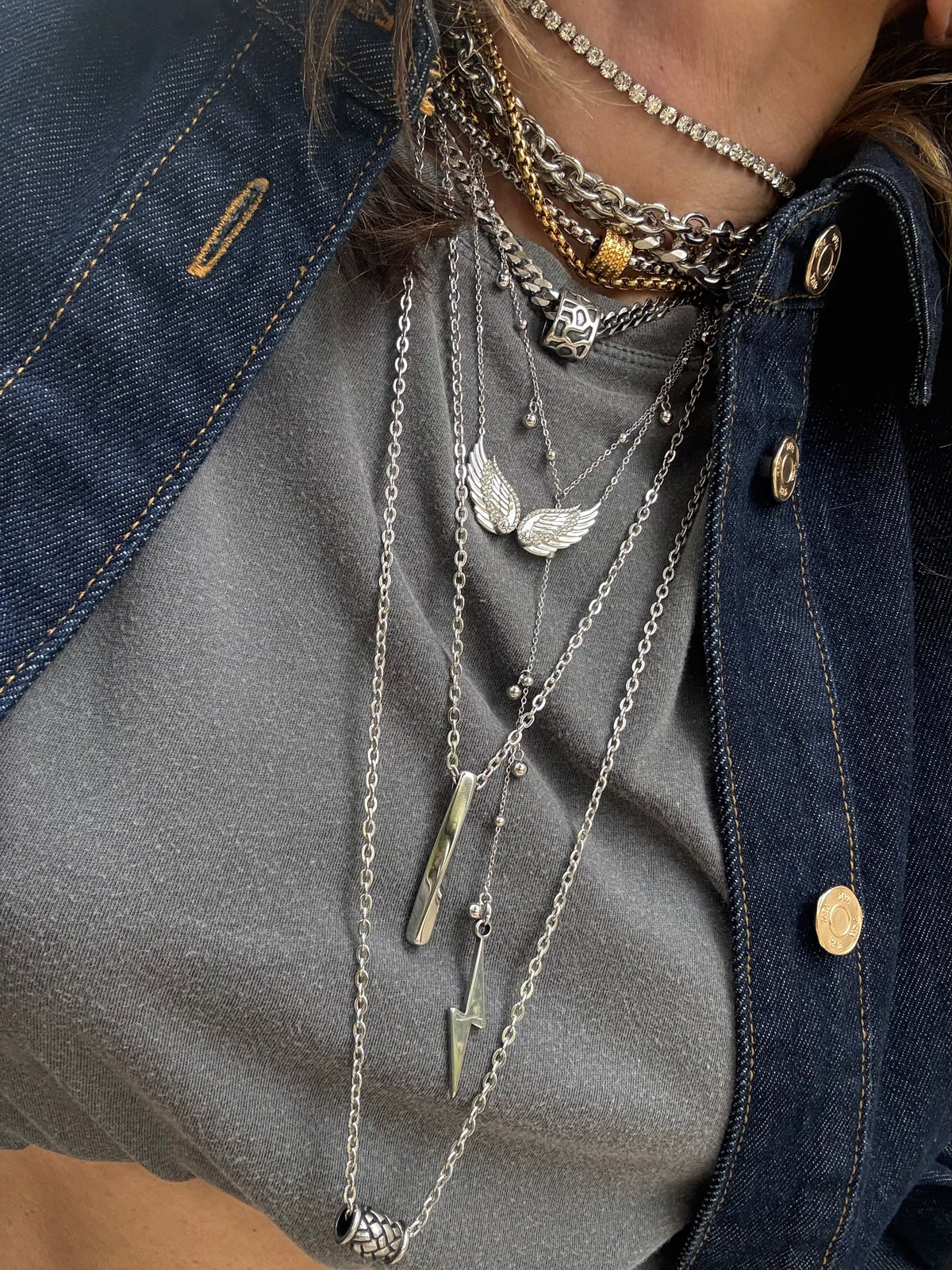 SLEEK BAR NECKLACE