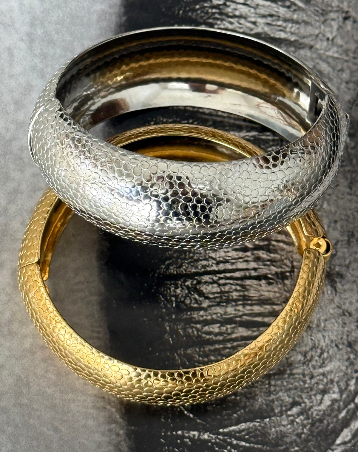 TERRA TEXTURE HANDCUFF
