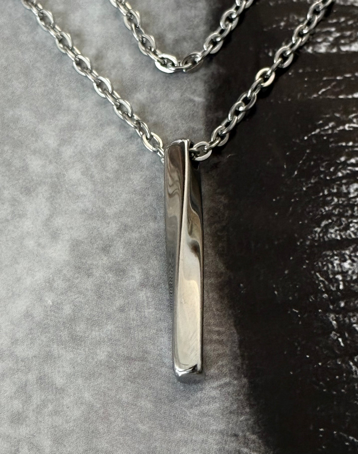 SLEEK BAR NECKLACE