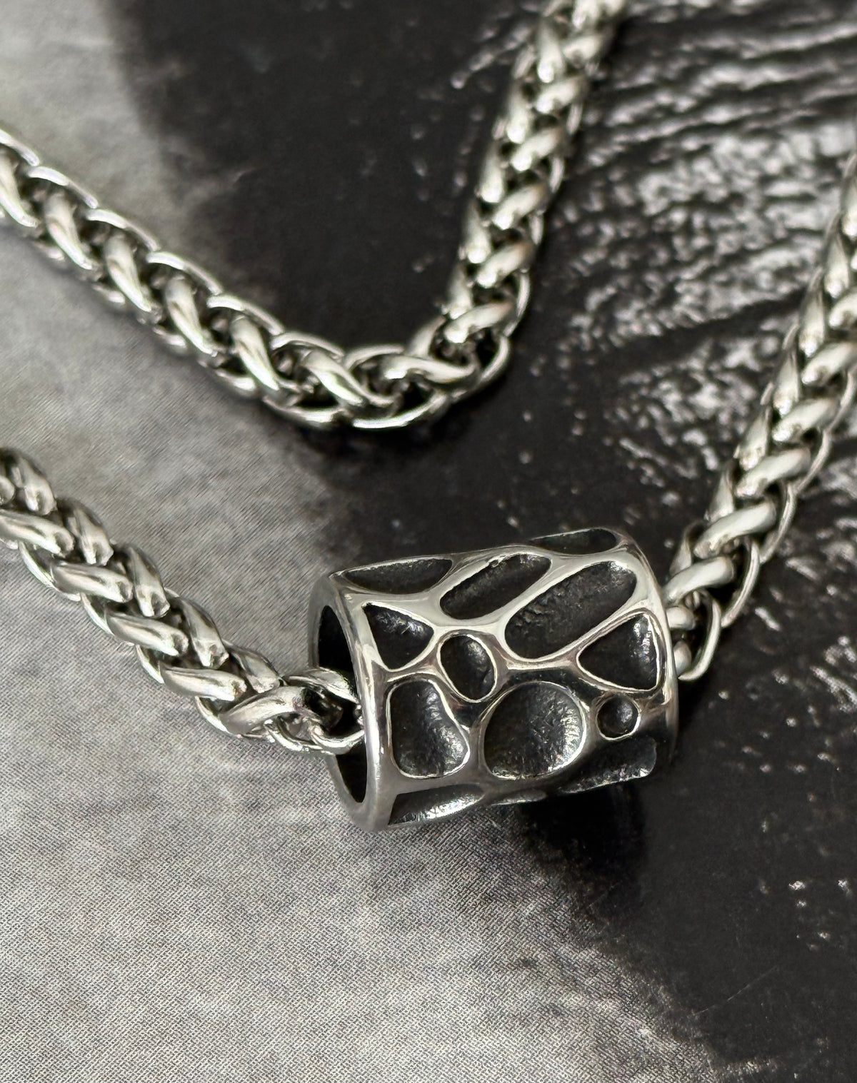 EDGE BARREL NECKLACE