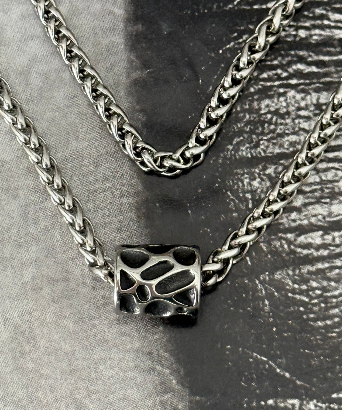 EDGE BARREL NECKLACE