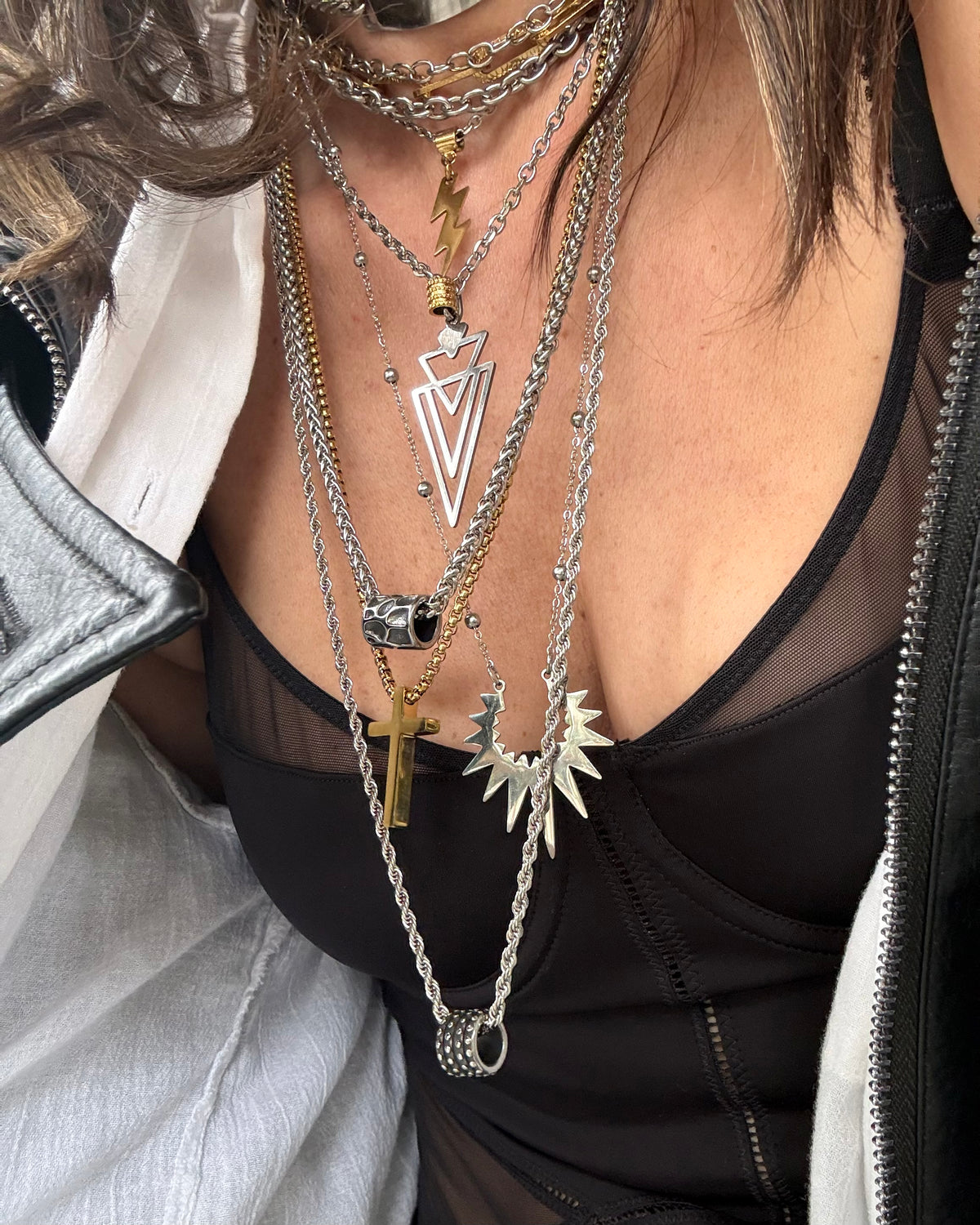 EDGE BARREL NECKLACE