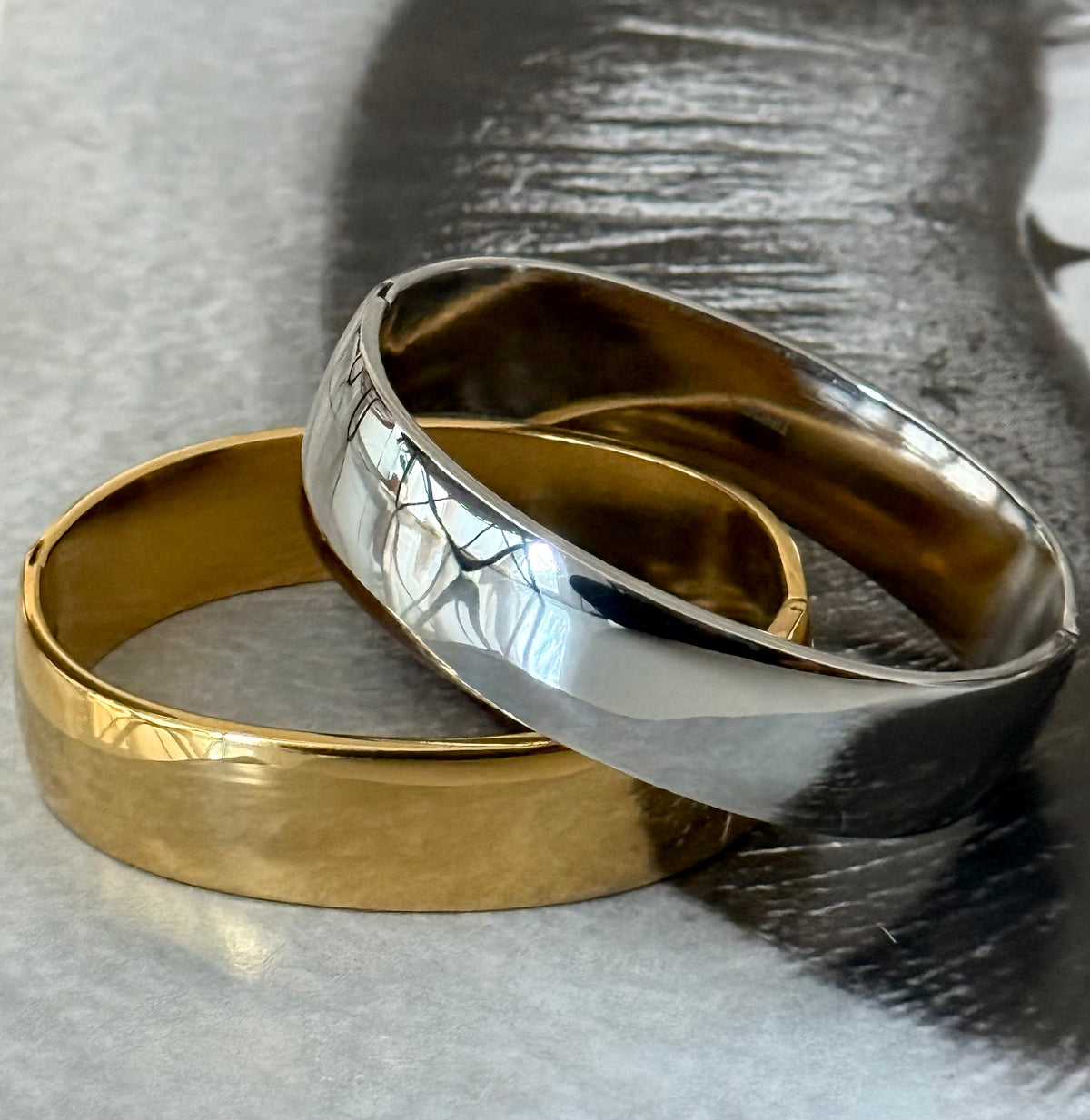 ESSENTIAL GLOW BANGLE