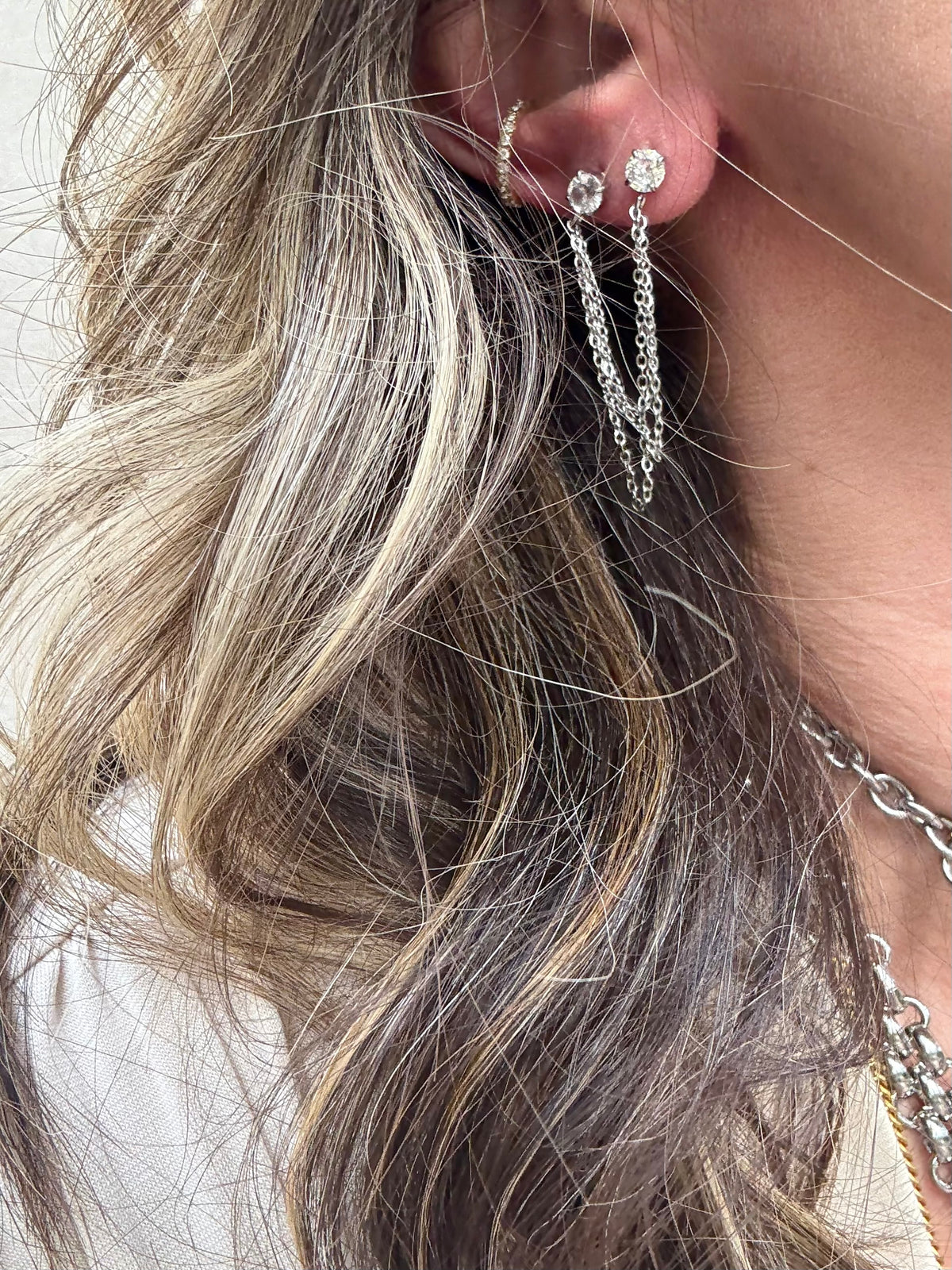 CRYSTAL HUG - ONE PIECE EARRING