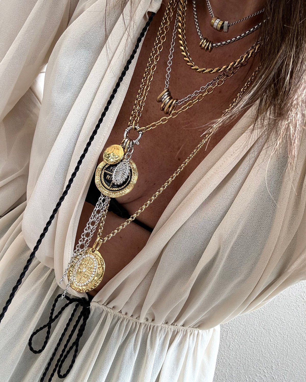 CONTRAST TRIPLE NECKLACE