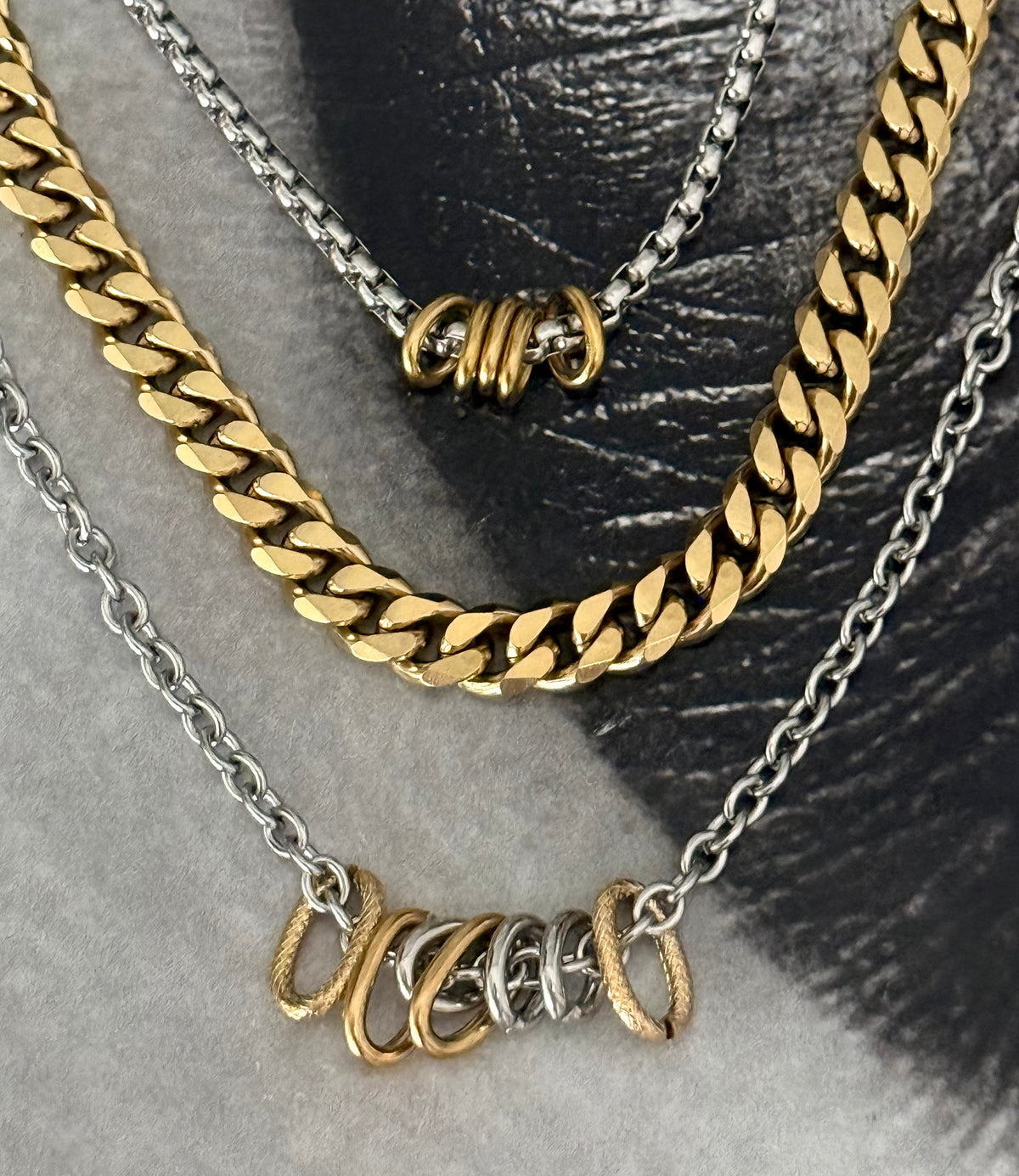 CONTRAST TRIPLE NECKLACE