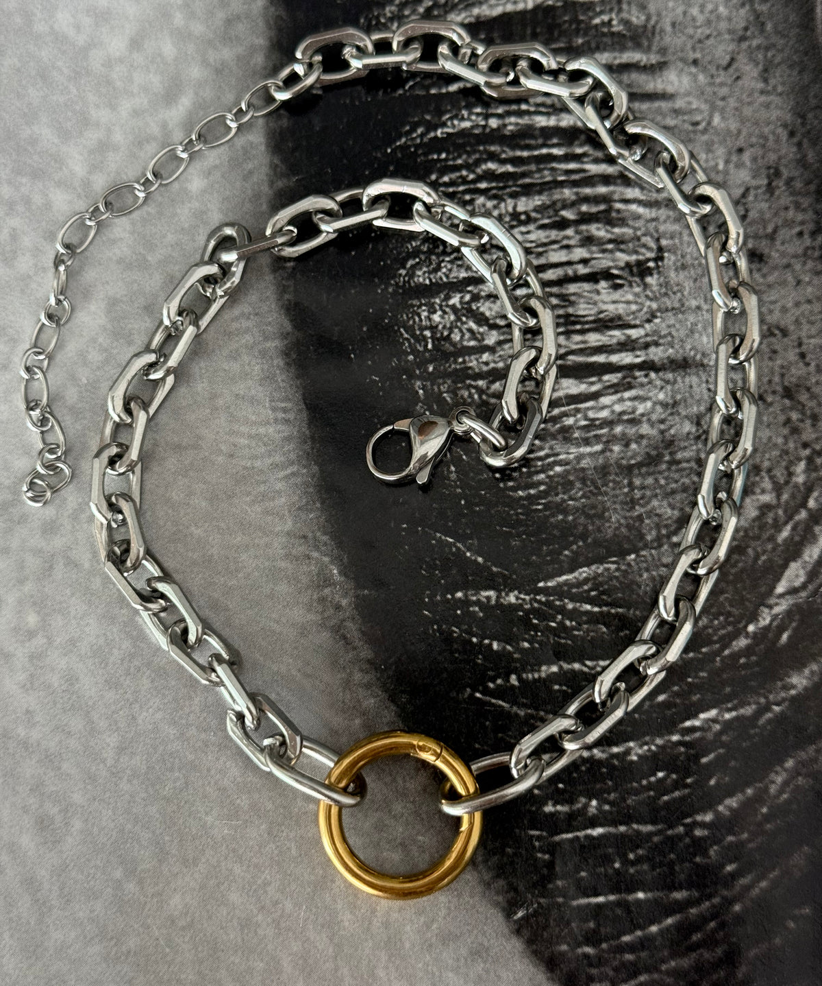 CONTRAST NECKLACE