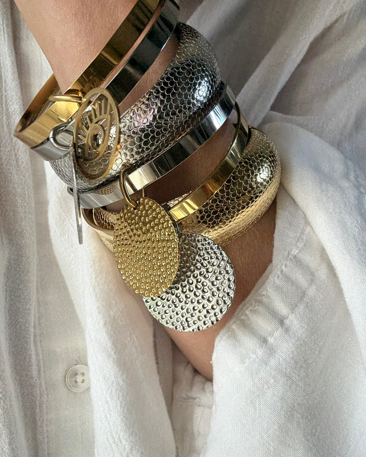 TERRA TEXTURE HANDCUFF