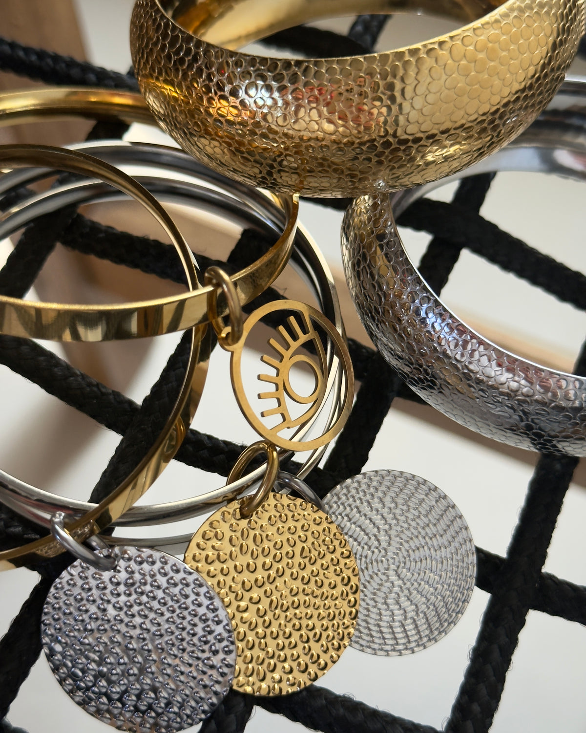 TERRA TEXTURE HANDCUFF
