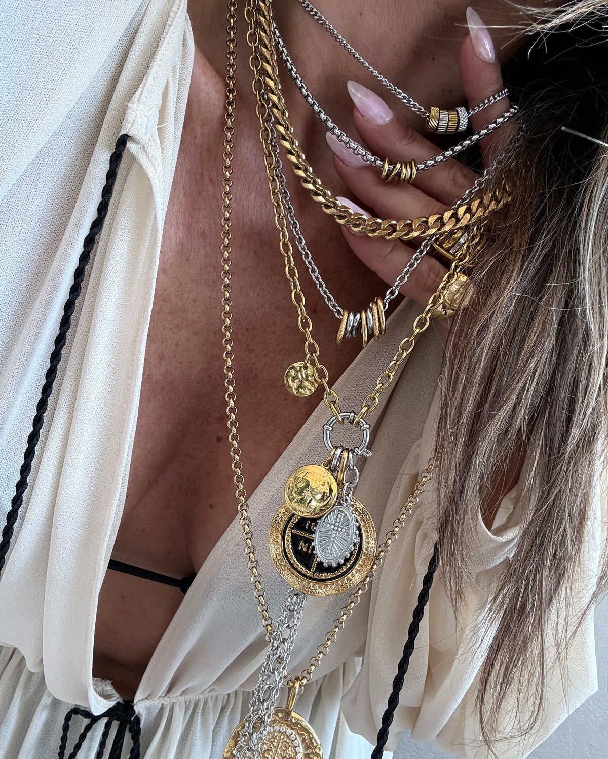 CONTRAST TRIPLE NECKLACE