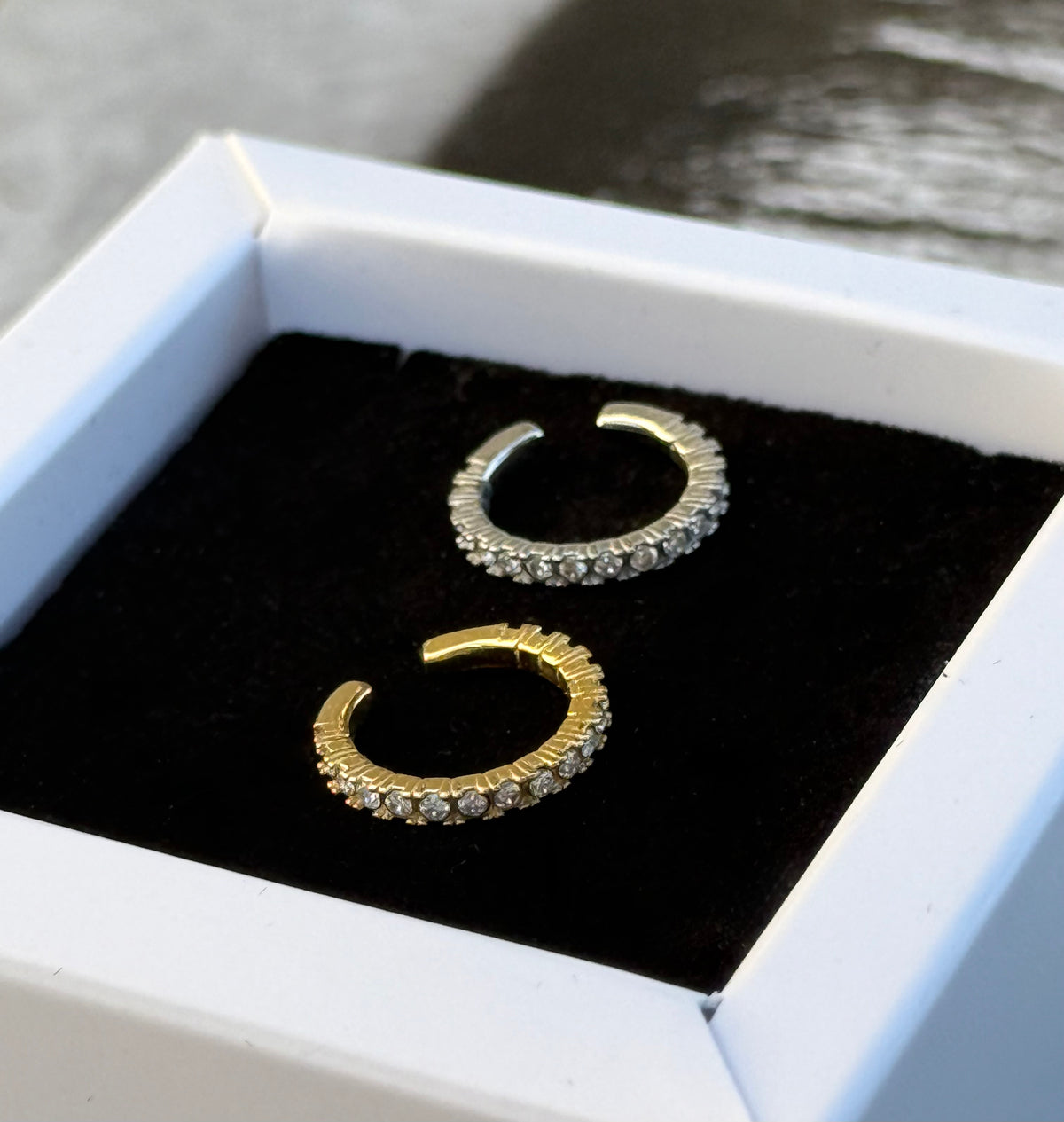 CRYSTAL HUG - ONE PIECE EARRING
