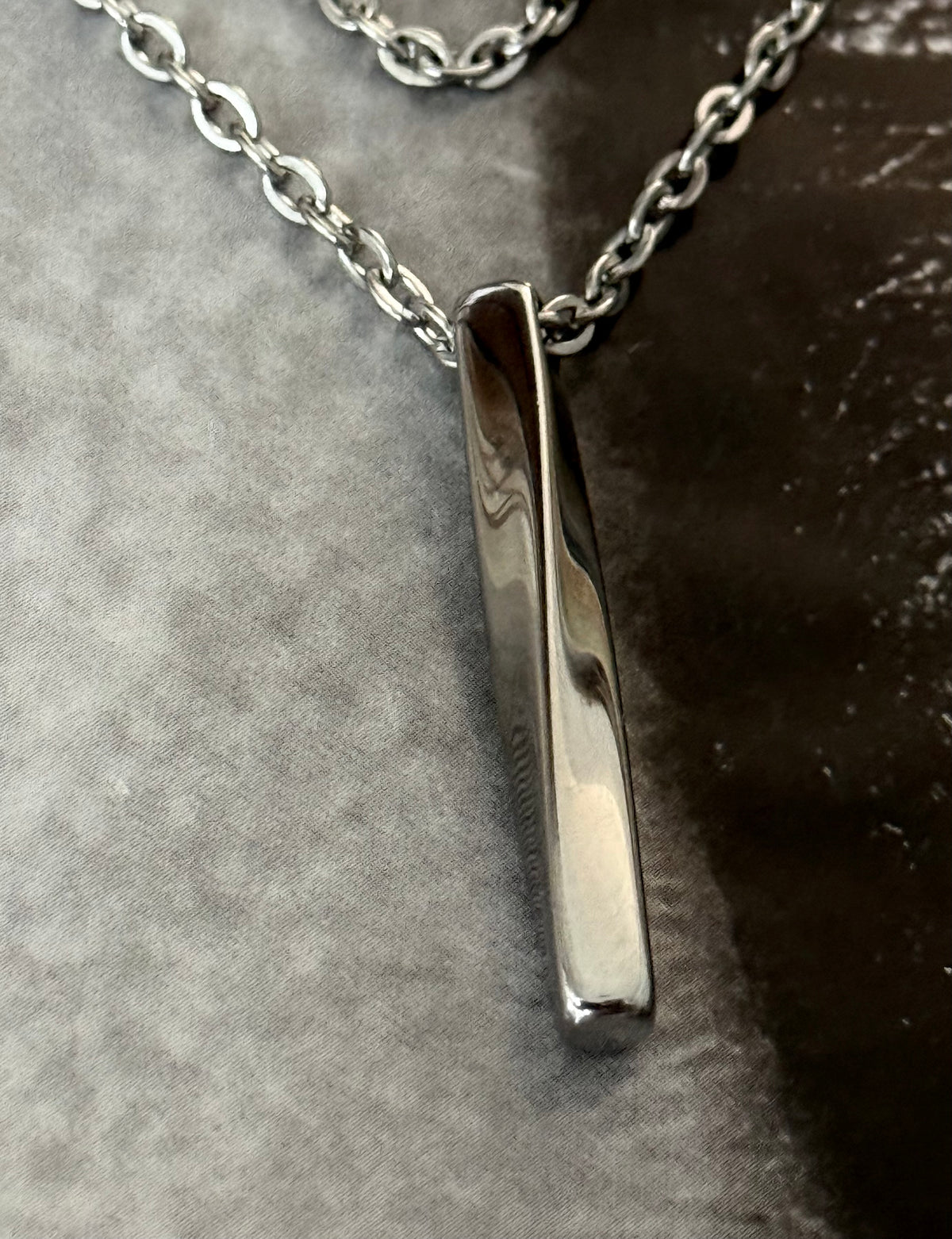 SLEEK BAR NECKLACE